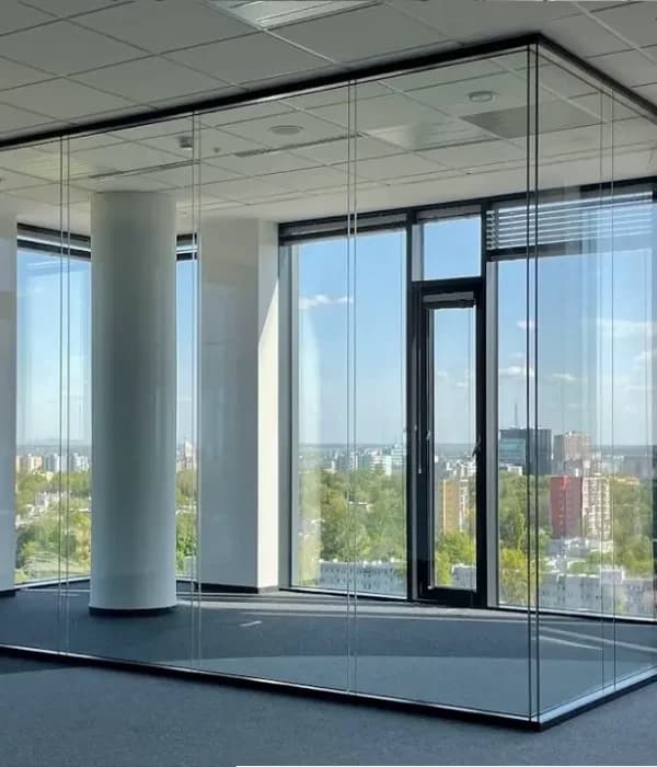 Erleben Sie die Transparenz und Eleganz von Studio 30: Glastrennwände und Raumteiler für moderne Geschäftsräume