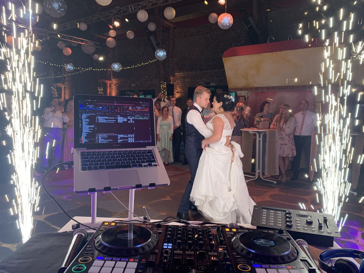 Tanzen in die Ewigkeit: Chroniken der Hochzeits-DJs