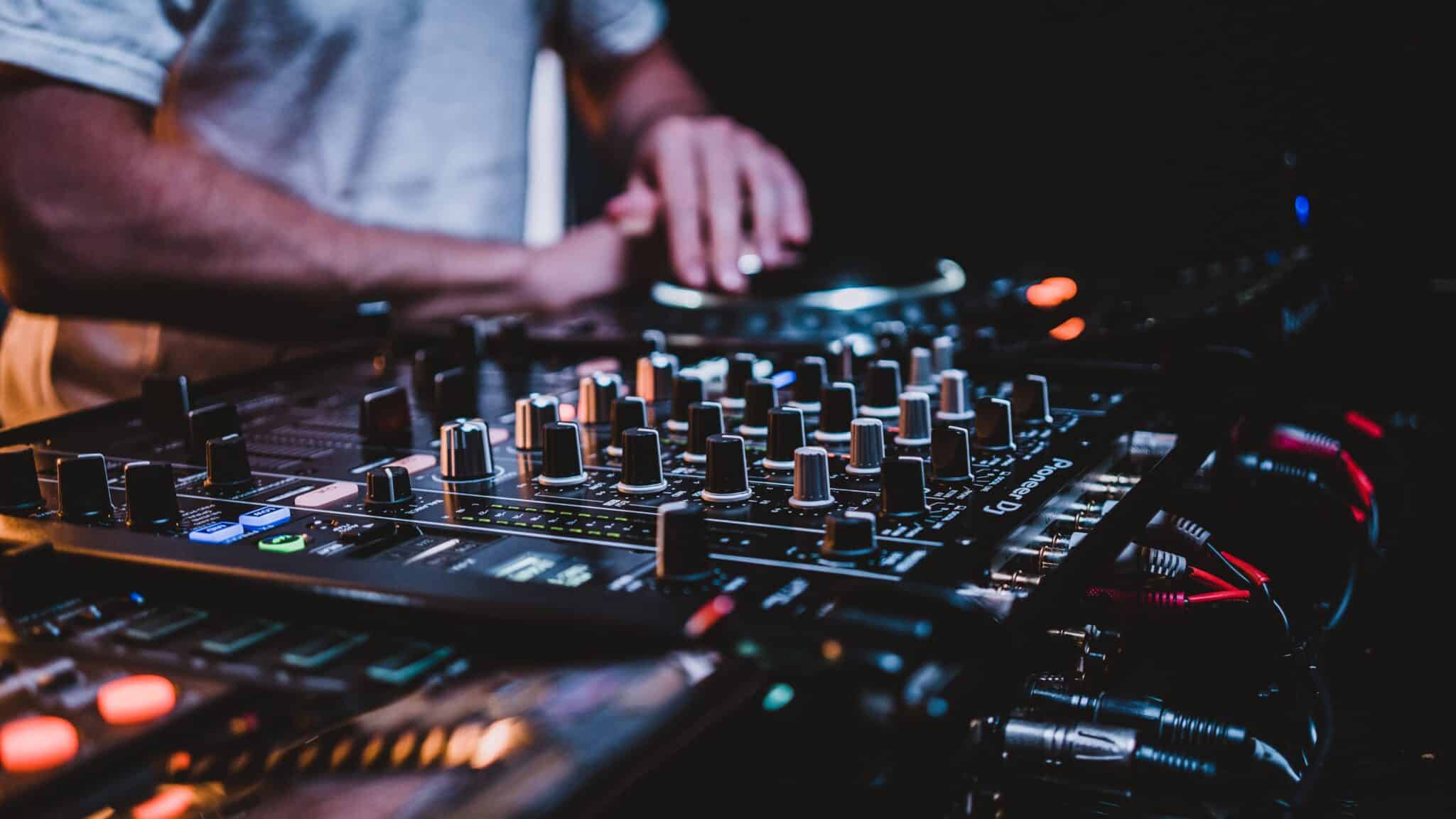 Unvergessliche Momente schaffen: Die entscheidende Rolle eines Hochzeits-DJs verstehen
