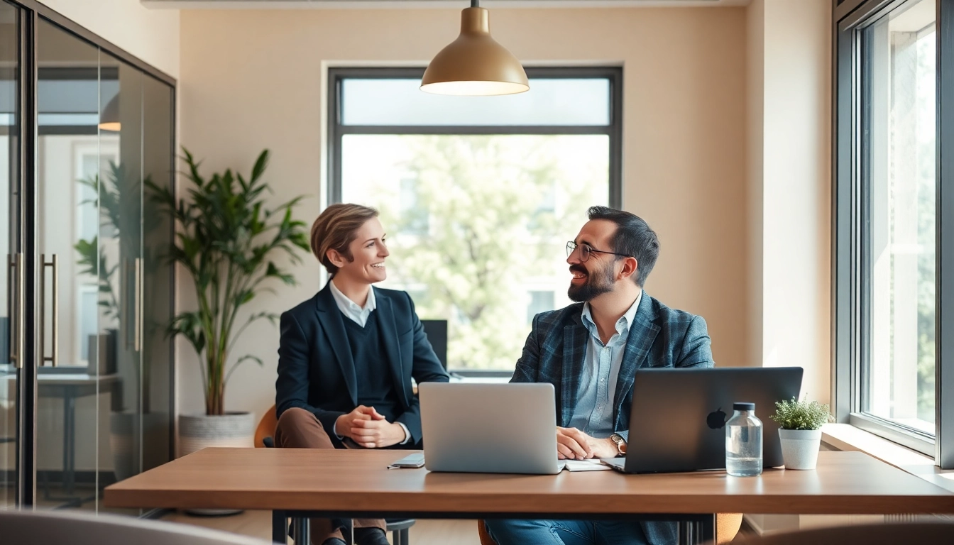 Beratungsszene zur Unternehmensberatung Leipzig: Ein Berater unterstützt einen Kunden bei Geschäftsstrategien.